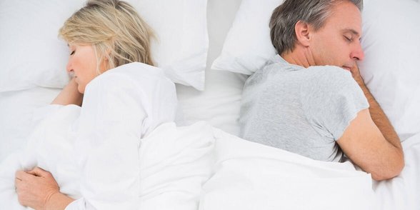 Fotografie smutného páru v posteli