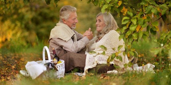 Foto de pareja senior en una fecha de picnic