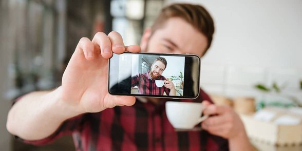 Photo d'un homme prenant un selfie