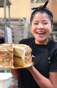 Photo d'un boulanger Purebread avec un gâteau
