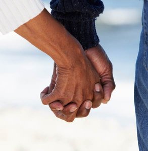 Photo d'un vieux couple se tenant la main