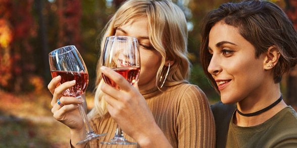 Foto von zwei Frauen, die Wein trinken