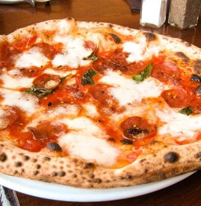Foto einer Pizza im Spacca Napoli