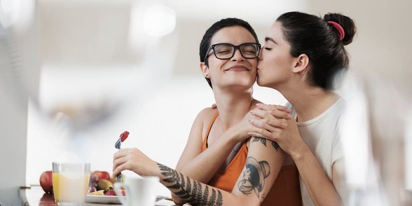 Foto van een knuffelend lesbisch koppel