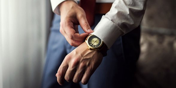 Foto von einem Mann, der eine Uhr aufsetzt