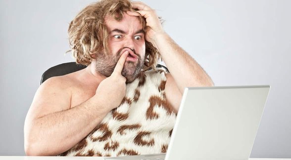 Photo d'un homme des cavernes sur un ordinateur portable