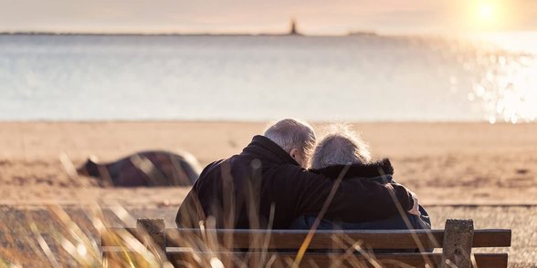 Foto de una pareja de ancianos en la playa