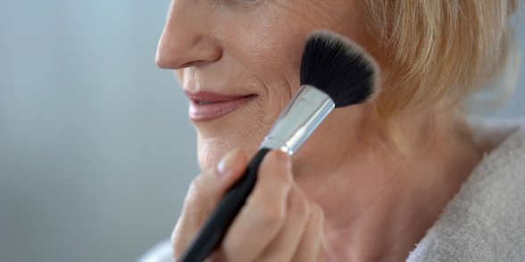 Zdjęcie kobiety nakładającej makijaż