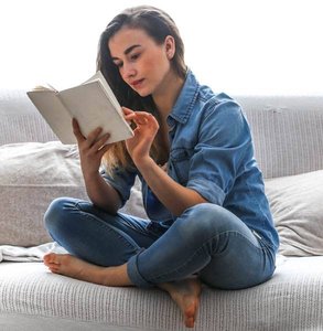 Foto di una ragazza che legge un libro