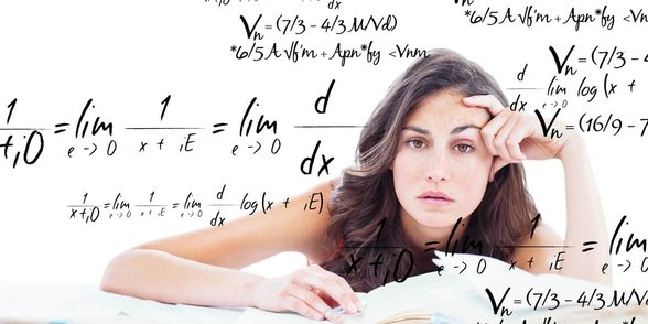 Foto van vrouw die wiskunde doet