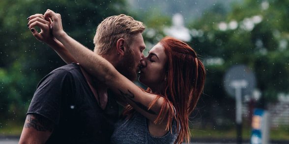 Foto de pareja besándose