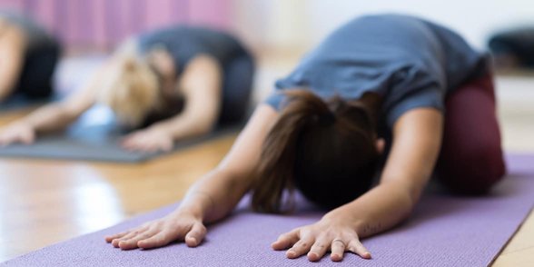 Photo de femmes faisant du yoga