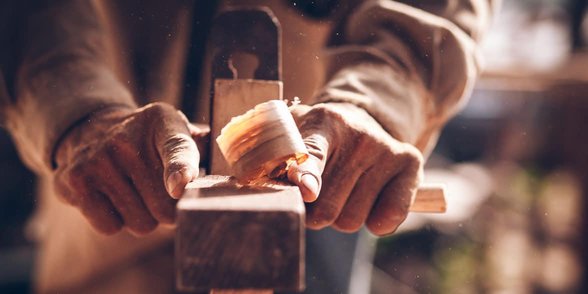 Foto eines Mannes bei der Holzbearbeitung