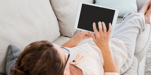 Foto van een vrouw op een tablet