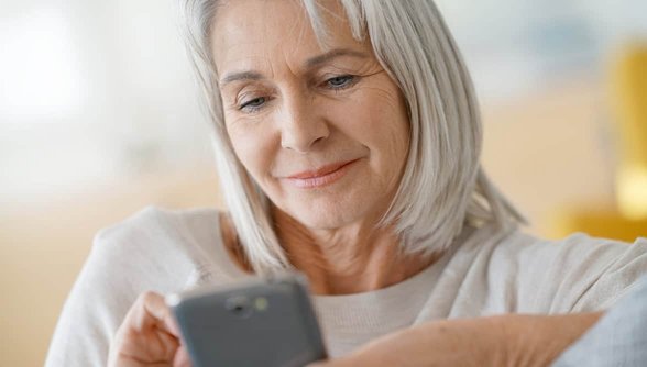 Foto van oudere vrouw op smartphone