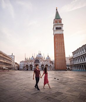 Foto de pareja caminando por la ciudad italiana