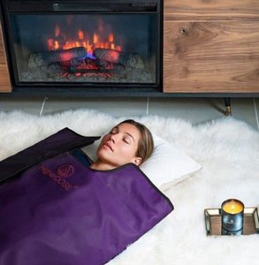 Foto di una donna in una coperta da sauna