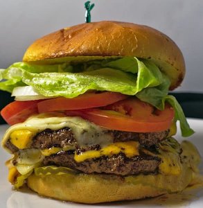 Zdjęcie podwójnego cheeseburgera w salonie