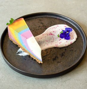 Foto van de regenboog cheesecake