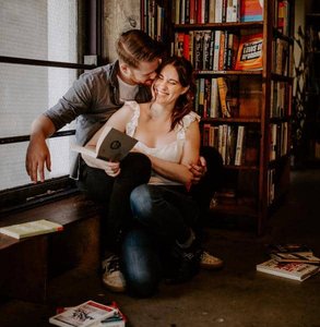 Foto de una pareja en The Last Bookstore