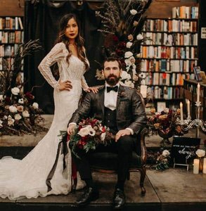 The Last Bookstore'da bir düğün fotoğrafı