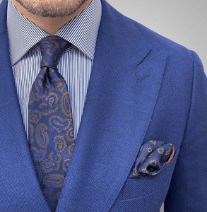 Foto eines blauen Anzugs mit passenden Accessoires